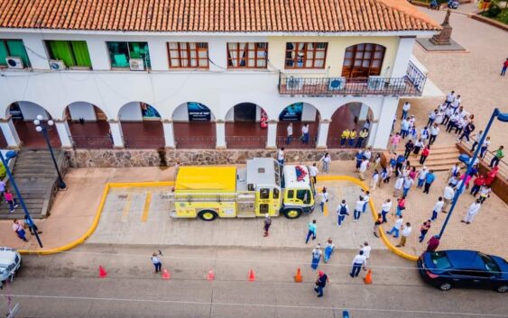 Recibe Acayucan camión de bomberos donado por el Club Rotario