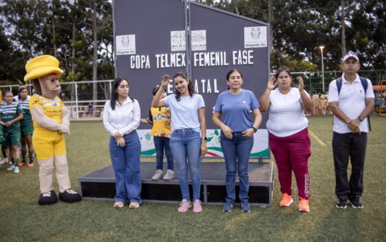 Reconocimiento a “Ernesto Olguin Vázquez” en la Inauguración de la Copa Telmex femenil en Acayucan