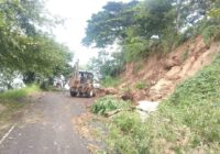 Limpieza y rehabilitación de caminos a Michapan, después de desgajarse un cerro.