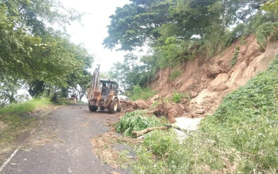 Limpieza y rehabilitación de caminos a Michapan, después de desgajarse un cerro.