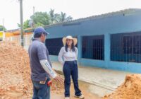 Rosalba Rodríguez supervisa obra de colector en Acayucan