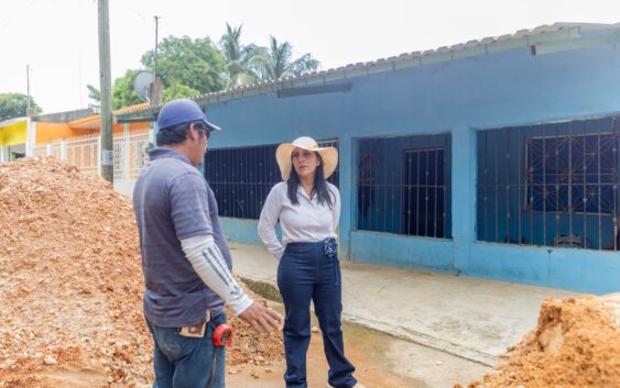 Rosalba Rodríguez supervisa obra de colector en Acayucan