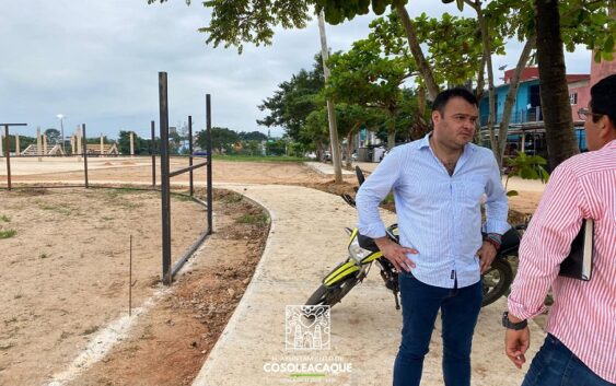 Ponciano Vázquez Parissi develó 3 esculturas emblemáticas en el parque central de Cosoleacaque.