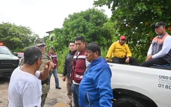 Atiende equipo de Noé Castillo zonas más bajas afectadas por el desbordamiento del Río Aguadulcita.