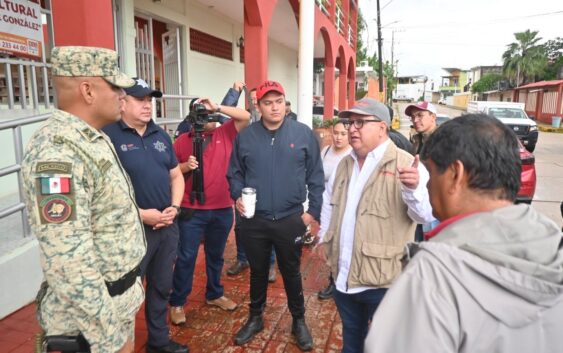 Noé Castillo Olvera realiza recorridos en los diferentes refugios temporales acompañados de elementos de diversas corporaciones en Agua Dulce.