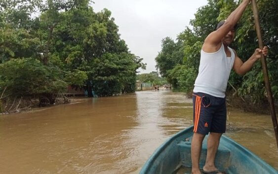 Desbordamiento del río Coatzacoalcos causa afectaciones en 15 comunidades de Hidalgotitlán