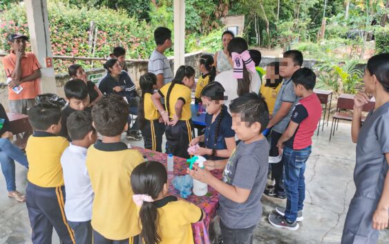 Llevan sesiones educativas y talleres a escuelas de la zona rural de Cosoleacaque.