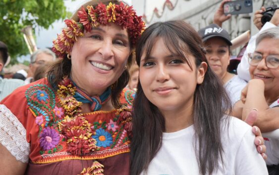 Claudia Sheinbaum reconoce a la veracruzana Ángela Olarzarán