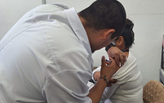 Inicia IMSS Veracruz Sur vacunación contra influenza y COVID-19