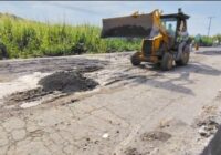 Tapan petroleros enormes baches frente a la “Cangrejera”