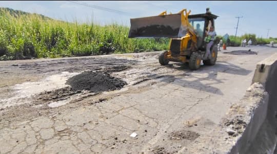 Tapan petroleros enormes baches frente a la “Cangrejera”