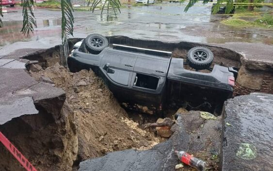 Enorme socavón se traga una camioneta…