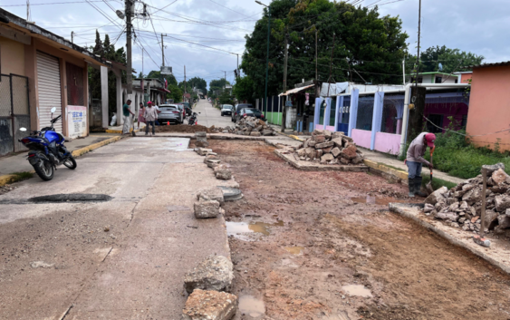 Efectúan trabajos de bacheo en el barrio Cuarto de Cosoleacaque.