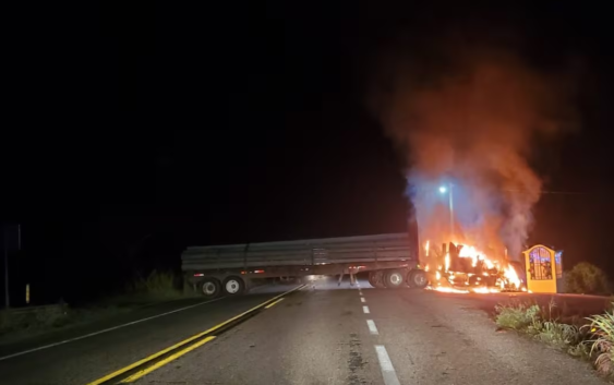 Grupo armado irrumpe en Tecpan, Guerrero; reportan enfrentamientos, bloqueos y quema de tráileres