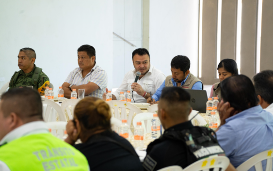 Presente alcalde de Cosoleacaque en mesa de seguridad.