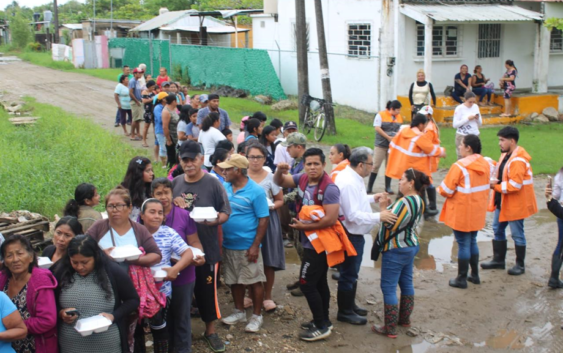 Llevan alimentos calientes y atención médica a zonas afectadas de Coatzacoalcos