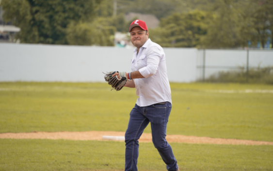 Ponciano Vázquez Parissi inaugura la liga semi profesional de béisbol.