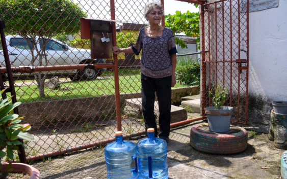 Apoya Gobierno de Coatzacoalcos con agua potable a familias afectadas por las lluvias