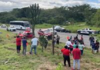 Fuerte accidente en la carretera Sayula de Alemán – Aguilera deja una persona fallecida y 5 lesionadasse trata de maestros