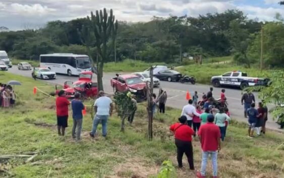 Fuerte accidente en la carretera Sayula de Alemán – Aguilera deja una persona fallecida y 5 lesionadasse trata de maestros