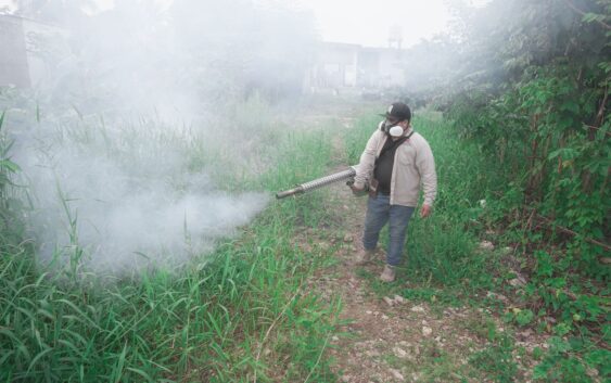 El H. Ayuntamiento de Cosoleacaque mantiene programa de fumigación para prevenir el dengue.