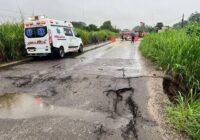 La carretera federal 180 presenta un socavón en la salida de Acayucan hacia Veracruz.