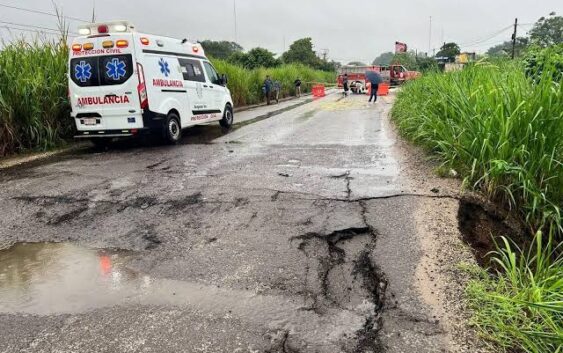 La carretera federal 180 presenta un socavón en la salida de Acayucan hacia Veracruz.