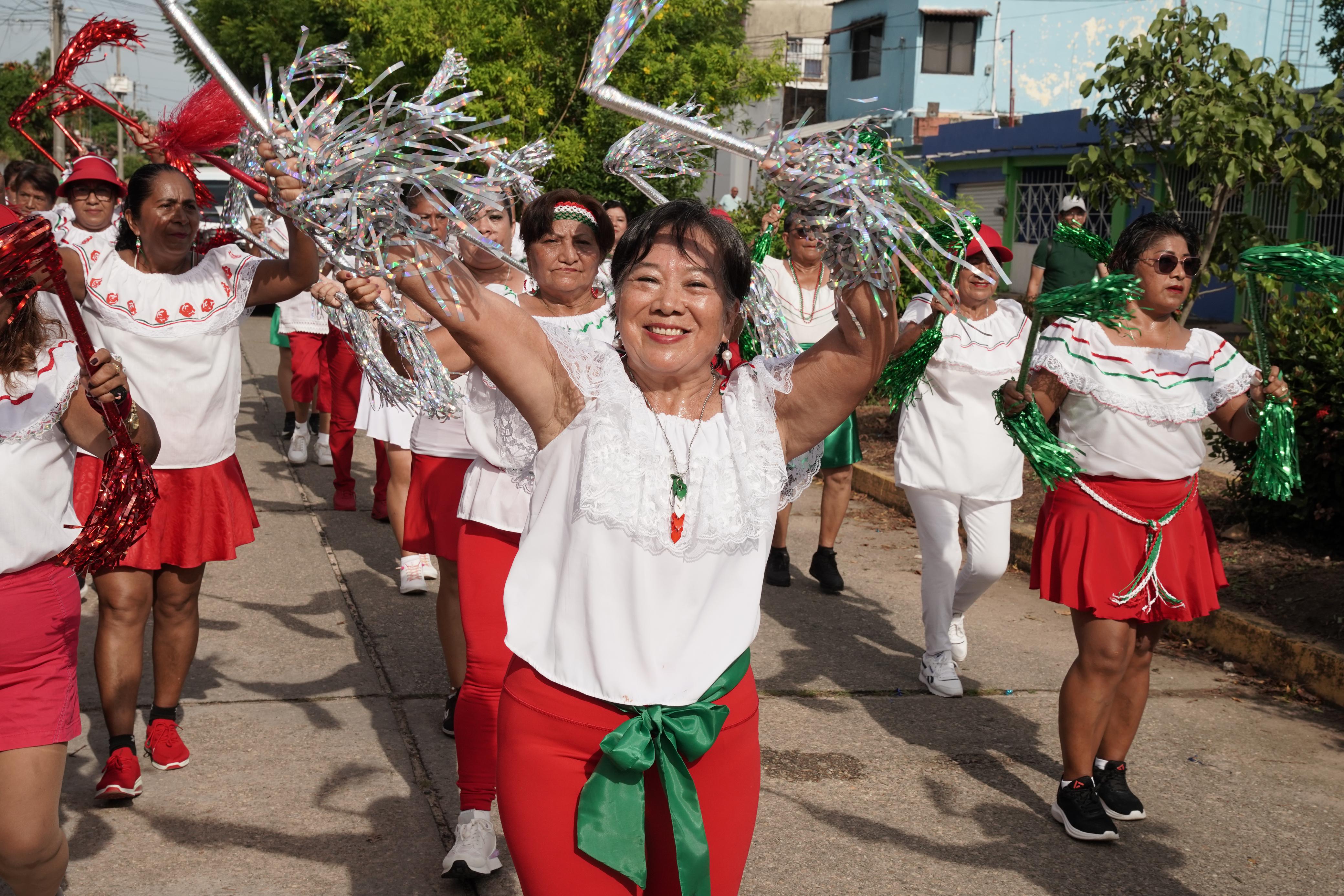 Colorido desfile de la Revolución Mexicana en la colonia Díaz Ordaz de Cosoleacaque.