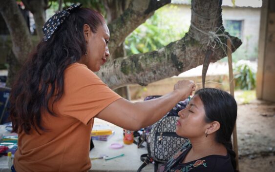 Brigadas de belleza gratuitas continúan beneficiando a los habitantes de Cosoleacaque.