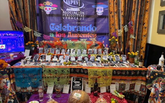 Inauguran altar de muertos en recuerdo de los periodistas