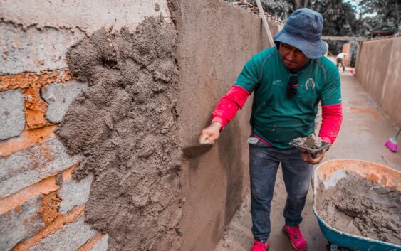 Construcción de canal pluvial beneficia a las familias de la cabecera municipal de Cosoleacaque.