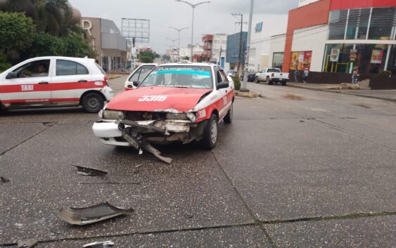 Carambola deja tres damas con golpes leves en Coatzacoalcos