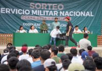 Más de 300 jóvenes de Cosoleacaque participaron en el sorteo del Servicio Militar Nacional.