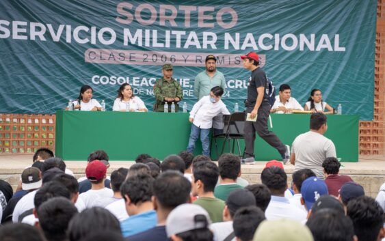 Más de 300 jóvenes de Cosoleacaque participaron en el sorteo del Servicio Militar Nacional.