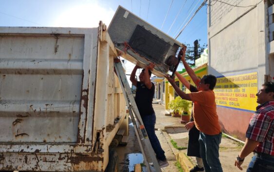 Con la Estrategia 115 implementan acciones preventivas contra el dengue en mercados de Coatzacoalcos