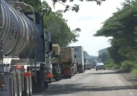 Bloqueos en carreteras causan más accidentes, retrasos y gasto de gasolina