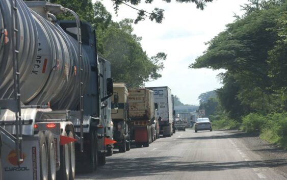 Bloqueos en carreteras causan más accidentes, retrasos y gasto de gasolina