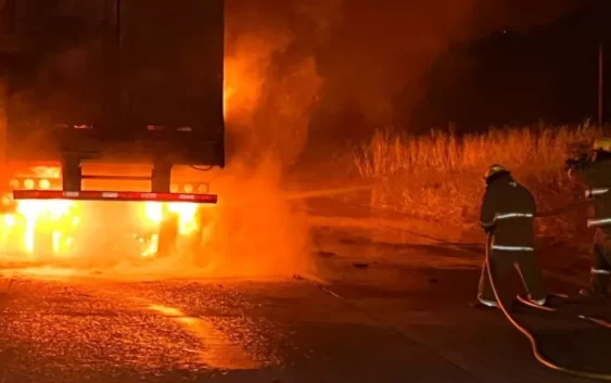 Incendio de un tracto camión en la autopista Cosoleacaque-Nuevo Teapa,