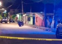 Terror y muerte en el “Barrio Alegre” de Coatzacoalcos. Son ejecutados en una cuartería un hombre y una mujer. Entre los asesinados se encuentra la famosa trans, “Ivonne”. ¡Que barbaridad!