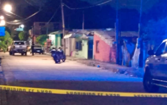 Terror y muerte en el “Barrio Alegre” de Coatzacoalcos. Son ejecutados en una cuartería un hombre y una mujer. Entre los asesinados se encuentra la famosa trans, “Ivonne”. ¡Que barbaridad!