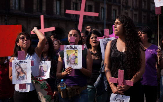 Madre de familia bloquea avenidas en Neza, buscando justicia para su hija asesinada.