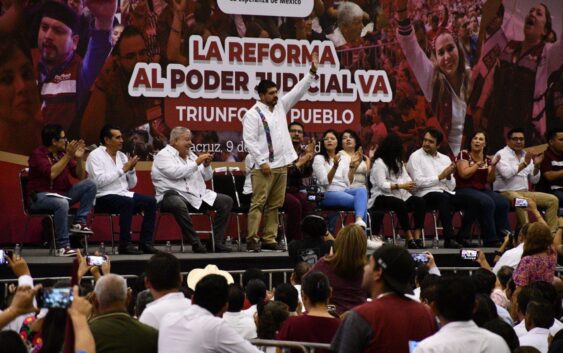 Zenyazen Escobar celebra el acto que simboliza la cohesión de MoReNa, en Boca del Río Veracruz