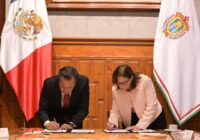 Rocío Nahle y Cuitláhuac García Jiménez firmaron las actas de entrega-recepción.