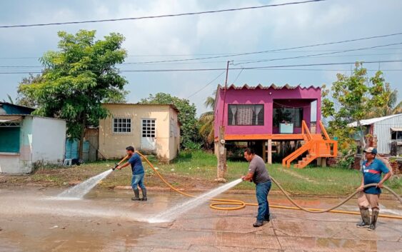 Desinfectan calles y mercados en Minatitlán tras desbordamiento del río Coatzacoalcos