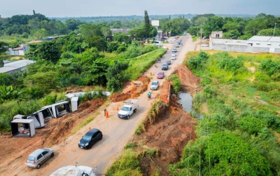 Inician reparación de socavón en carretera costera gracias a la gestión de Rosalba Rodríguez