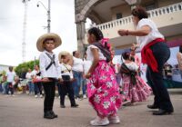 Mil 600 alumnos de preescolar desfilaron por las calles de Cosoleacaque.