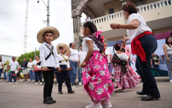 Mil 600 alumnos de preescolar desfilaron por las calles de Cosoleacaque.