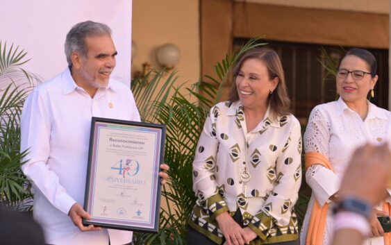 ROCÍO NAHLE APLAUDE RECORD DE BALLET FOLKLORICO DE LA UV