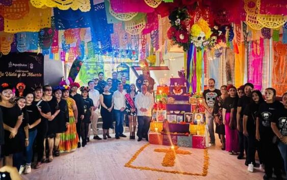 Con emotivo encendido de velas, el alcalde Noé Castillo Olvera ilumina el camino y llegada de los fieles difuntos en Agua Dulce.