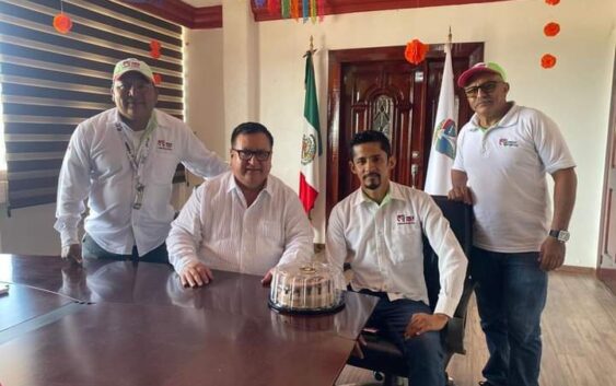 Celebra y reconoce Noé Castillo a los carteros locales